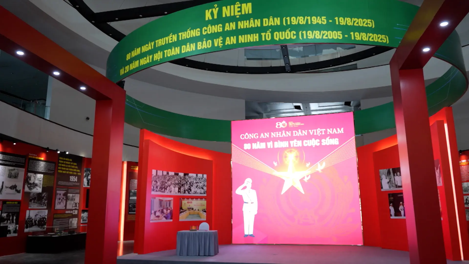Bên trong triển lãm 'Công an nhân dân' có gì? | HANOI Review | 08/08/2025